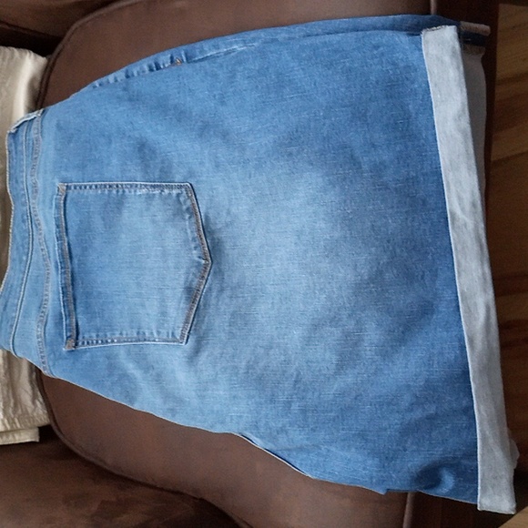 2/$25.00 A.N.A High-Rise Midi Shorts Size 30W - Picture 5 of 5